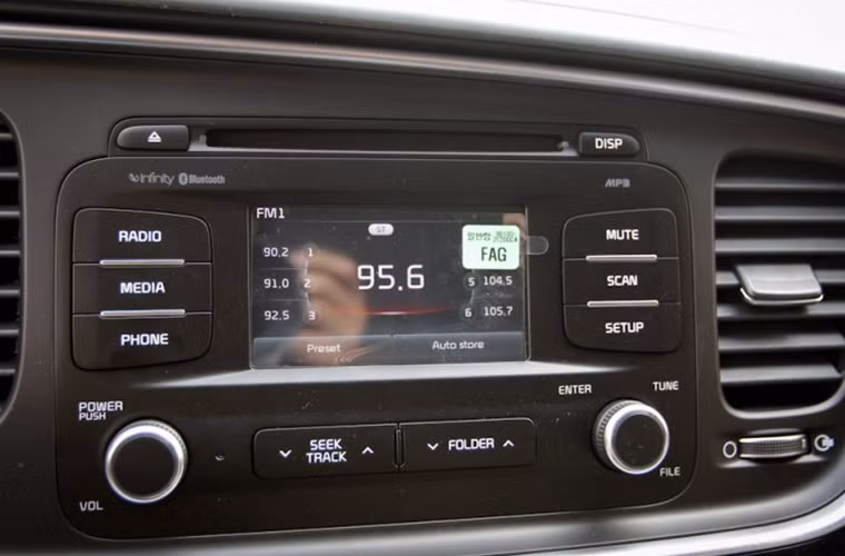 Bảng điều khiển trang bị màn hình hiển thị đa thông tin.