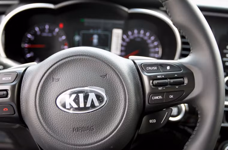 ...lẫy chuyển số thể thao, chế độ thoại rảnh tay.