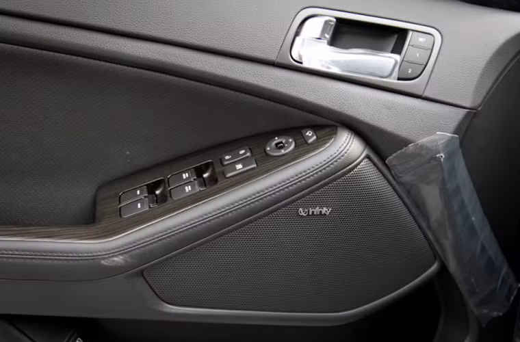 Hệ thống khóa cửa thông minh điều khiển từ xa và khởi động bằng nút bấm.