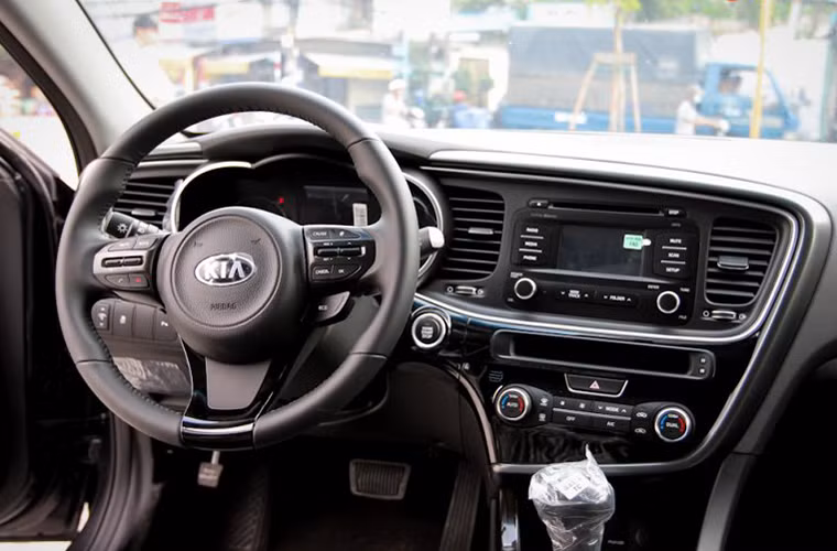 Nội thất xe là sự kết hợp 2 chất liệu da cao cấp và gỗ tự nhiên. Ghế lái bọc da chỉnh điện 10 hướng nhớ 2 vị trí.