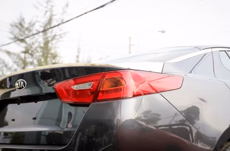 Cụm 4 đèn LED sương mù phía trước và đèn hậu dạng LED nổi bật trong đêm.