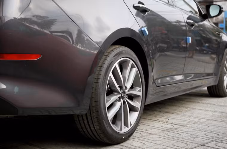 Cảm biến trước sau và camera lùi, phanh ABS, phân bổ lực phanh điện tử EBD, hỗ trợ lphanh khẩn cấp BA, cân bằng điện tử ESP cùng hệ thống ga tự động Cruise Control.