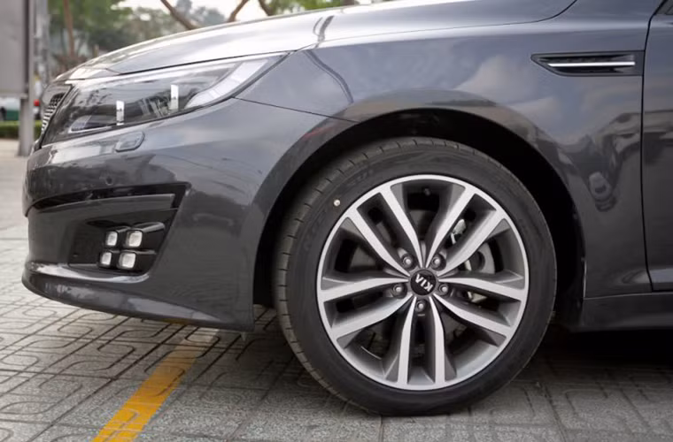 Tại Việt Nam, Kia Optima là mẫu xe được nhập nguyên chiếc từ Hàn Quốc thuộc thế hệ thứ ba với thiết kế mới, nội thất hiện đại và nhiều trang bị an toàn.