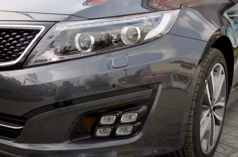 Tại Việt Nam, để hướng đến phân khúc khách hàng cao cấp, Kia Optima trang bị nhiều tính năng an toàn gồm 6 túi khí...