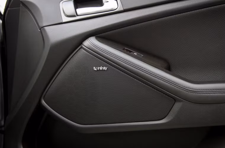 Kết nối hệ thống giải trí với 8 loa Infinity cao cấp...