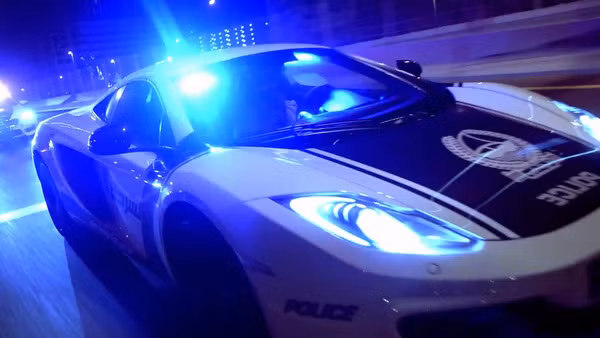 Canh sat Dubai pho dien dan sieu xe nhu phim hanh dong-Hinh-9