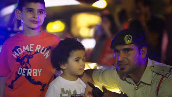 Canh sat Dubai pho dien dan sieu xe nhu phim hanh dong-Hinh-14