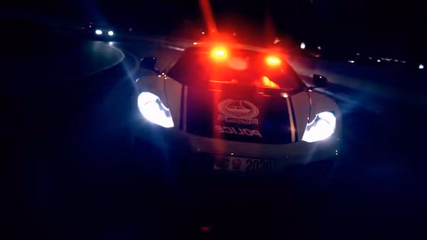 Canh sat Dubai pho dien dan sieu xe nhu phim hanh dong-Hinh-5