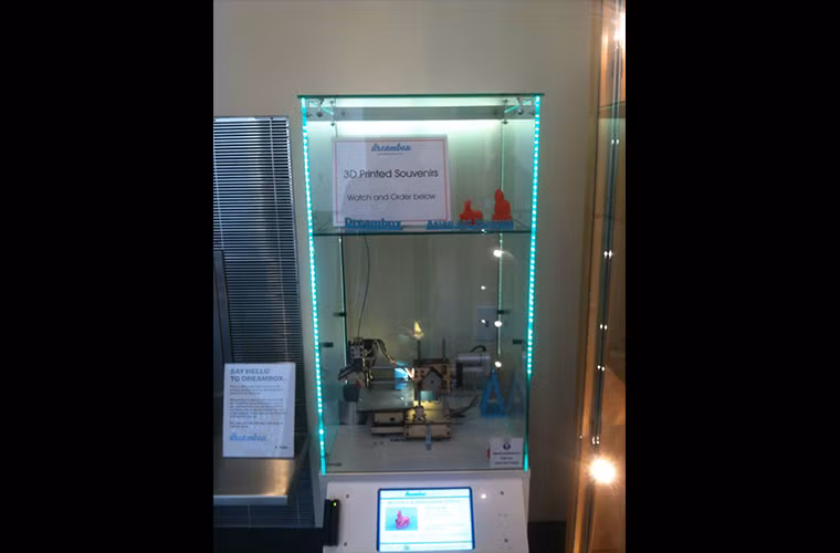  Máy in 3D quà tặng lưu niệm: Chỉ việc chọn món quà lưu niệm mà bạn muốn trên màn hình LCD là máy in 3D sẽ in nó ra cho bạn.