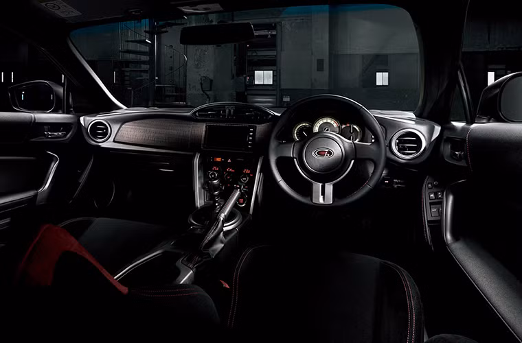 Nội thất của chiếc coupe được thiết kế sang trọng hơn với bảng điều khiển trung tâm ốp gỗ. Vô lăng thể thao 3 chấu bọc da với logo Cb. Nội thất được tạo điểm nhấn bằng các chi tiết kim loại trông mạnh mẽ và thời trang.