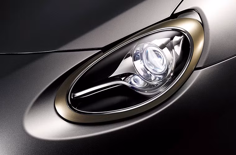 Đèn pha dạng bầu dục, lấy cảm hứng từ chiếc Zagato, rõ ràng là nhằm để thu hút khách hàng là nữ giới.