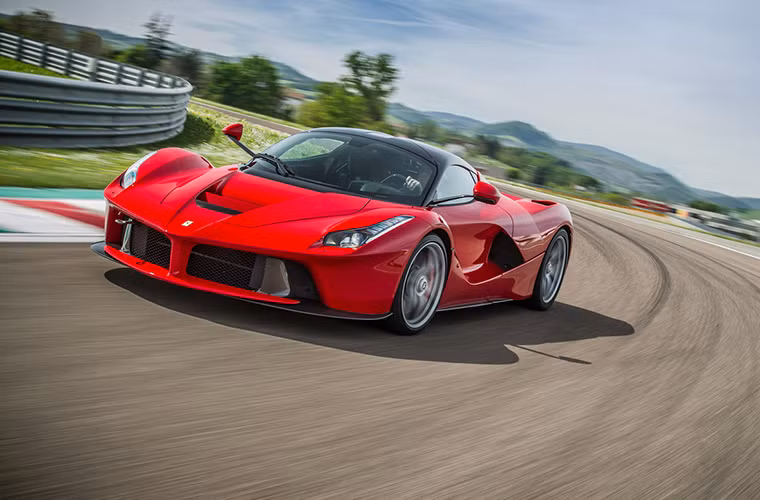  1. Ferrari LaFerrari: Đội đua Scuderia Ferrari F1 có một thói quen đặt toàn tên vớ vẩn cho những chiếc xe đua của mình, và minh chứng gần đây là tên của chiếc siêu xe mới nhất của hãng - Ferrari LaFerrari...