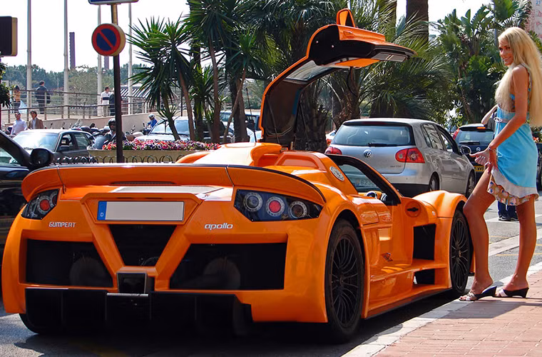 Và đó là cái tên đầy xui xẻo cho chiếc Apollo trang bị động cơ V8 bị đánh giá là rất tệ bởi được lắp ráp với chất lượng thấp cùng nội thất trong xe cũng không có gì ấn tượng.