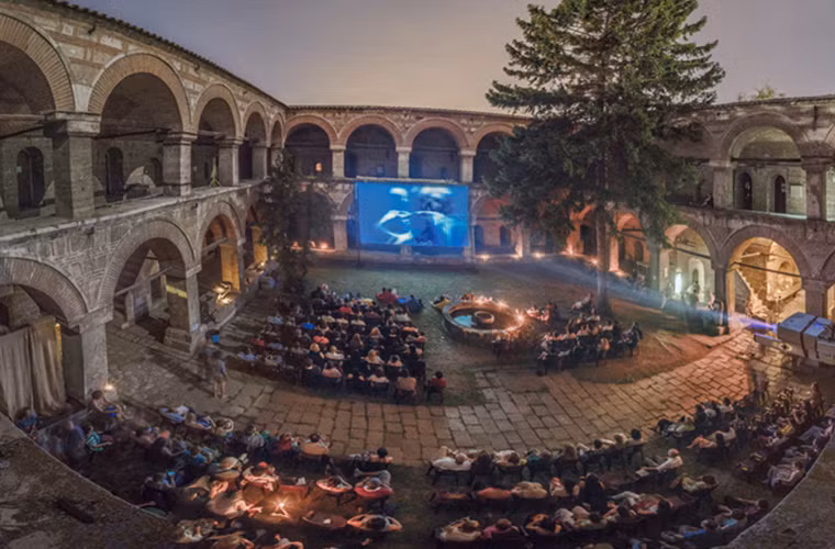 Một buổi chiếu phim tài liệu trong Lễ hội Festival Phim Tài Liệu Sáng Tạo MakeDox tại Quảng trường cổ đại Kurshumli An In Skopje ở Macedonia.