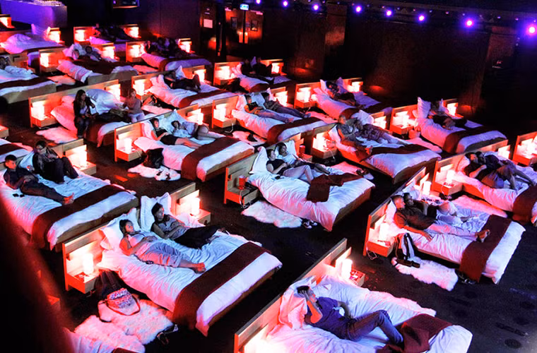 Olympia Music Hall (Pháp): Tuy phong cách này như xem ở nhà, nhưng xem phim tại rạp vẫn luôn mang lại cảm giác thích thú hơn nhiều, và những chiếc gường giúp trải nghiệm xem phim tiện nghi thoải mái hơn nữa.