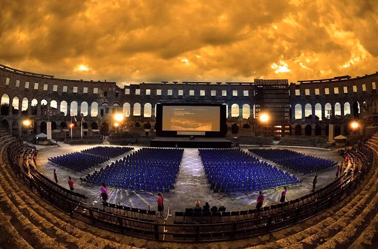 Một buổi chiếu phim ngoài trời tại Đại hý viện Pula ở Croatia.