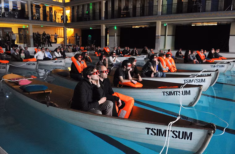 ...ngồi trên những chiếc thuyền nổi trên mặt hồ bơi và đắm chìm vào hiệu ứng 3D của bộ phim.