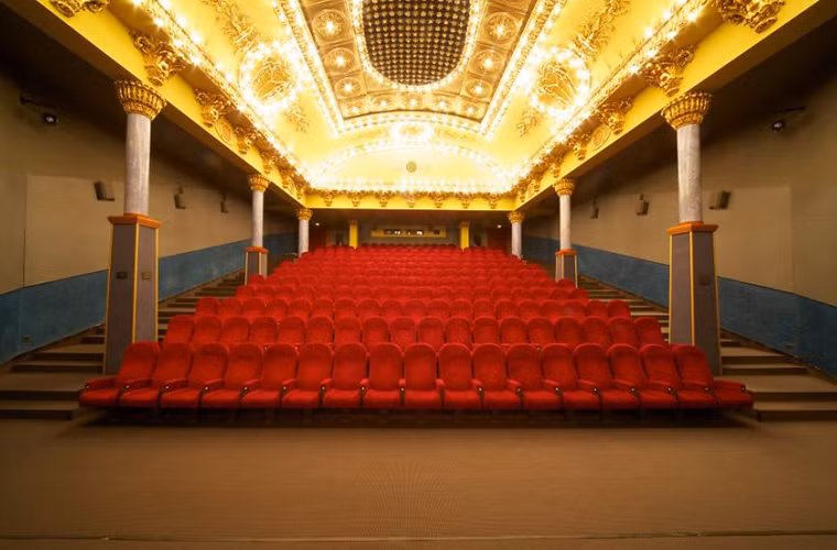 Góc nhìn từ phím màn chiếu trong Rạp chiếu phim nghệ thuật Puskin ở Budapest, Hungary.