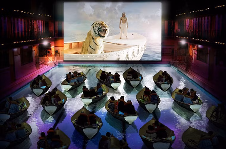 Khán giả ở Paris đang thưởng thức bộ phim "Life of Pi" với phong cách hiếm có:...