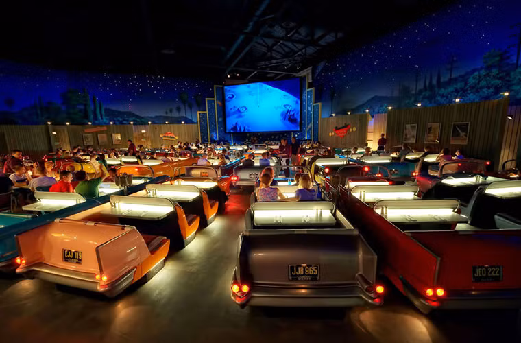  Rạp phim Sci-fi Dine-in tại Phim trường Hollywood của Disney: Một phong cách xem phim khá giống trong những bộ phim kinh điển ngày xưa khi khán giả lái xe đến điểm chiếu và vừa ngồi xem phim trên xe vừa ăn tối...