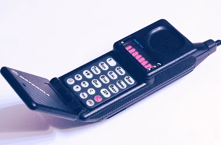  Motorola MicroTAC 9800X: Mẫu điện thoại mang tính cách tân này đã mở đường cho loại điện thoại nắp gập trỗi dậy. Bên cạnh đó, đây là chiếc điện thoại mỏng và nhẹ nhất vào thời điểm ra mắt năm 1989. Nó có tầm giá giữa 2.495 - 3.495 USD, lần lượt tương đương 4.763 USD và 6.672 USD ngày nay.