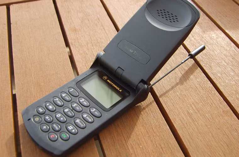  Motorola StarTAC: Mẫu Motorola này được nhìn nhận là chiếc điện thoại nắp gập đầu tiên trên thế giới. Nó khá nhỏ và rất nhẹ đối với một chiếc điện thoại năm 1996, cung cấp cả tùy chọn sử dụng một viên pin litium-ion - đáng tự hào vào thời điểm đó. Hơn thế nữa, StarTAC là một trong những chiếc điện thoại đầu tiên có tính năng báo rung. Để sở hữu một chiếc, bạn phải trả 1.000 USD, tương đương với 1.508 USD ngày nay.