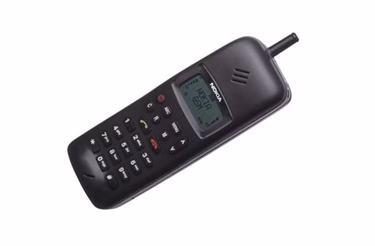  Nokia 1011: Còn được biết với tên gọi Mobira Cityman 2000, xuất hiện lần đầu vào năm 1992 và trở thành mẫu điện thoại GSM đầu tiên trên thế giới được sản xuất đại trà. Giá bán vào thời điểm ra mắt là 8.250 Mark Phần Lan, tương đương với 2.500 USD ngày nay.