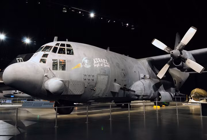 Với nhiệm vụ tấn công trong môi trường đô thị, khẩu 25mm trên chiếc AC-130 được trang bị loại đạn thông minh sát thương hạn chế. (Ảnh: Jetphotos)