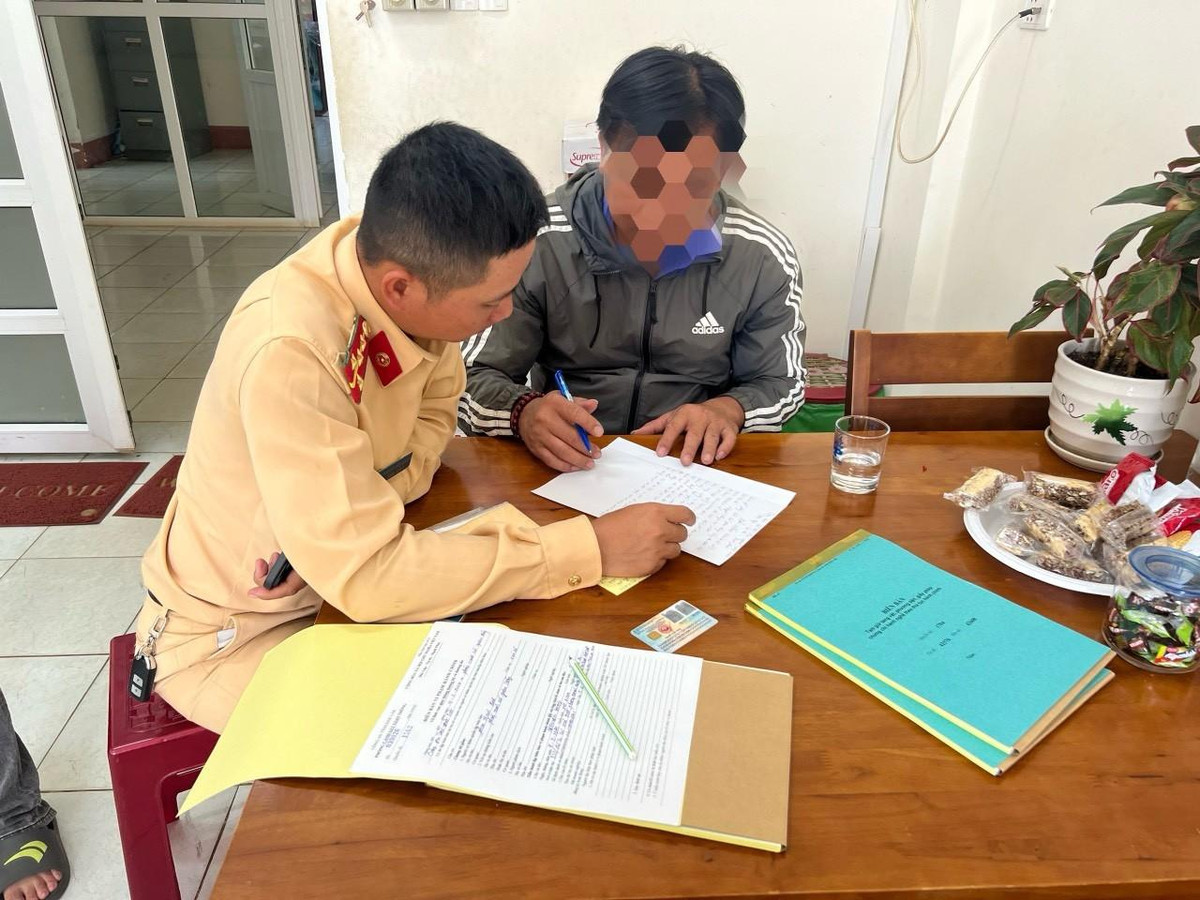 Vượt đèn đỏ, tài xế xe khách bị phạt 5 triệu, tước GPLX Vuot den do, tai xe xe khach bi phat 5 trieu, tuoc GPLX