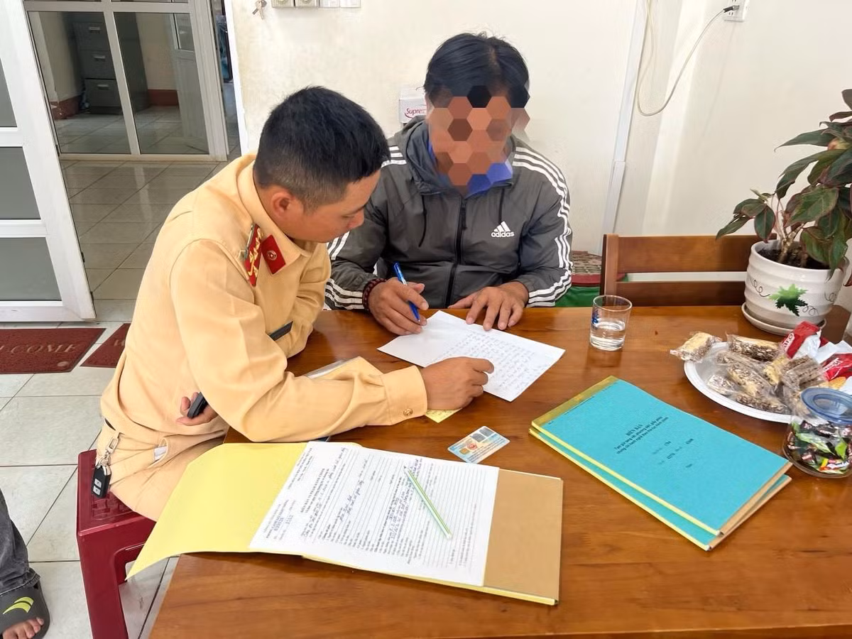 Vuot den do, tai xe xe khach bi phat 5 trieu, tuoc GPLX