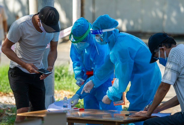  Cách ly 36 cán bộ phường ở Đà Nẵng: Ngày 14/8, Ban Chỉ đạo phòng, chống dịch COVID-19 TP Đà Nẵng cung cấp thông tin dịch tễ của 14 bệnh nhân nhiễm SARS-CoV-2 mà Bộ Y tế công bố 2 hôm trước. Trong số này có bệnh nhân 897 tên N.V.S. (35 tuổi, cán bộ UBND phường Hòa An, quận Cẩm Lệ). Theo đó, 36 cán bộ, công chức của phường Hòa An được đưa đi cách ly tập trung sau khi tiếp xúc gần với bệnh nhân 897.