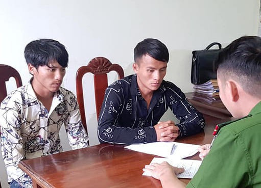  Người phụ nữ bị hai đối tượng khống chế hiếp dâm: Ngày 14/8, một lãnh đạo UBND xã Phì Nhừ, huyện Điện Biên Đông, tỉnh Điện Biên cho biết, trưa 13/8, người phụ nữ tên L.T.M (SN 1997, trú xã Phì Nhừ) đến Công an xã trình báo việc bị hai đối tượng đột nhập vào nhà hiếp dâm. Quá trình điều tra, Công an huyện Điện Biên Đông đã triệu tập hai nghi can Hờ A Chầu (SN 1998) và Hờ A Lái (SN 1998, cùng trú xã Phì Nhừ).