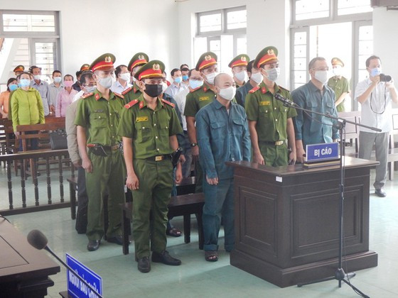  Xét xử 6 bị cáo nguyên là Chủ tịch, Phó Chủ tịch và lãnh đạo các phòng chuyên môn UBND TP Phan Thiết: Ngày 10/8, TAND tỉnh Bình Thuận mở phiên tòa xét xử sơ thẩm 6 bị cáo nguyên là Chủ tịch, Phó Chủ tịch và lãnh đạo các phòng chuyên môn UBND TP Phan Thiết (tỉnh Bình Thuận) về tội "Vi phạm các quy định về quản lý đất đai" theo Điều 229 Bộ luật Hình sự.