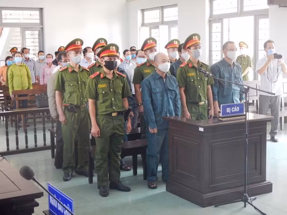  Xét xử 6 bị cáo nguyên là Chủ tịch, Phó Chủ tịch và lãnh đạo các phòng chuyên môn UBND TP Phan Thiết: Ngày 10/8, TAND tỉnh Bình Thuận mở phiên tòa xét xử sơ thẩm 6 bị cáo nguyên là Chủ tịch, Phó Chủ tịch và lãnh đạo các phòng chuyên môn UBND TP Phan Thiết (tỉnh Bình Thuận) về tội "Vi phạm các quy định về quản lý đất đai" theo Điều 229 Bộ luật Hình sự.