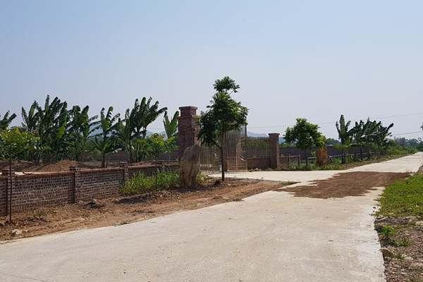 Năm 2013, ông Lê Xuân Thảo là chủ tịch xã đã chỉ đạo ông Ngô Xuân Dũng lúc đó là cán bộ địa chính lập khống hồ sơ 3.000 m2 đất công ích ở thôn 2 để đề nghị UBND huyện Hà Trung cấp giấy chứng nhận quyền sử dụng đất ở và đất trồng cây lâu năm cho gia đình ông Thảo. Ông Ngô Văn Lưu là trưởng thôn 2 giúp làm giấy tờ để ghép diện tích đất trên vào thửa đất hiện tại nhà mình.