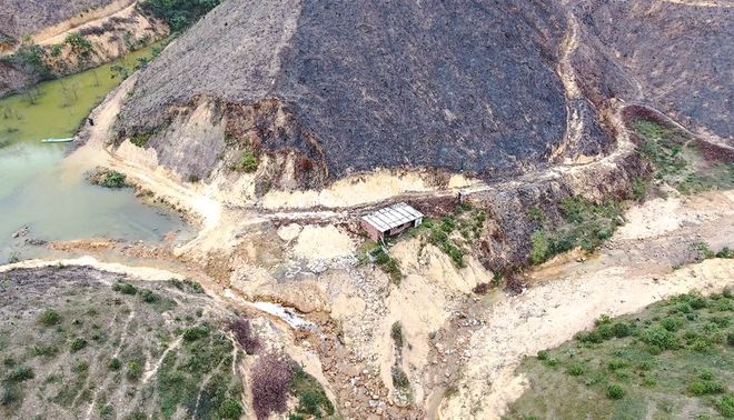  Hai phó chủ tịch TP.Cẩm Phả bị khiển trách do sai phạm về đất đai: Ngày 2/7, Ủy ban Kiểm tra Tỉnh ủy Quảng Ninh đã tổ chức kỳ họp để thi hành kỷ luật 2 phó chủ tịch thành phố, cùng 1 chủ tịch UBND phường ở Cẩm Phả (Quảng Ninh), họ bị kỷ luật bằng hình thức khiển trách do vi phạm liên quan đến đền bù giải phóng mặt bằng.