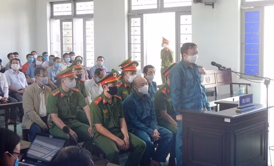 6 bị cáo bị truy tố, gồm: Đỗ Ngọc Điệp, Trần Hoàng Khôi (nguyên là Chủ tịch và Phó Chủ tịch UBND TP Phan Thiết trong nhiệm kỳ 2011-2021); Phạm Thanh Thái, Nguyễn Trí, Lê Hồ Khải, Lê Hoàng Anh Tân (nguyên là các trưởng phòng và chuyên viên phòng nghiệp vụ UBND TP Phan Thiết).