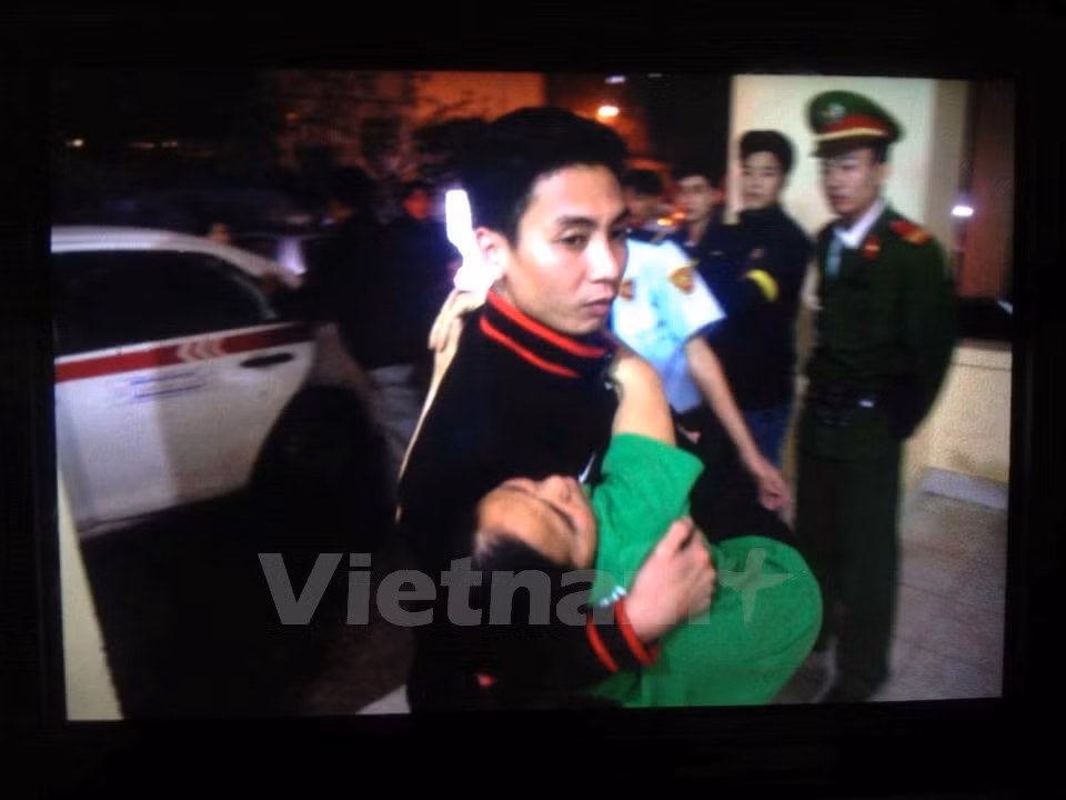 Thông tin chính thức từ Bệnh viện 198: Trong tối nay đã có 18 người được đưa vào cấp cứu trong tình trạng ngất xỉu, ói mửa, hoa mắt chóng mặt.