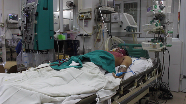 Thanh niên đang điều trị thủy đậu tại BV Nhiệt đới Trung ương