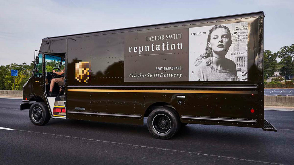 Taylor Swift quảng bá album bằng xe tải. Ảnh: Ups.
