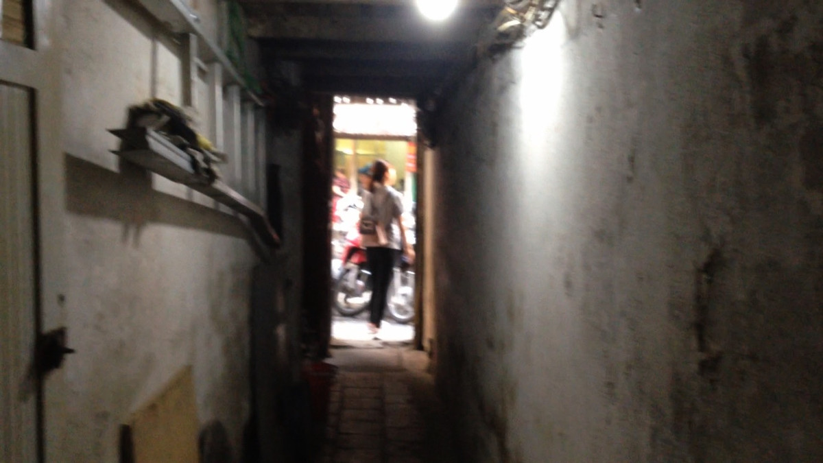 Những con ngõ nhỏ khiến người dân đi lại khó khăn