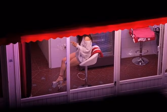 Khu phố đèn đỏ tại Hàn Quốc, rất nhiều nghệ sĩ sụp đổ cả sự nghiệp vì bị phát hiện thường xuyên lui tới đây.