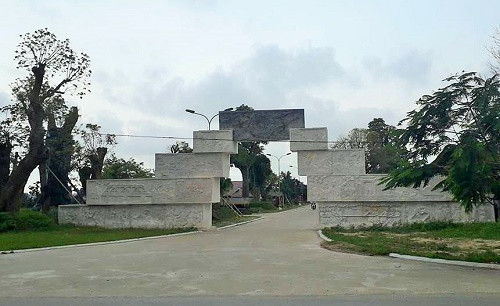 Cổng bằng đá tinh xảo, đồ sộ ven quốc lộ 45