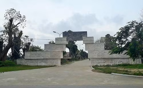 Cổng bằng đá tinh xảo, đồ sộ ven quốc lộ 45