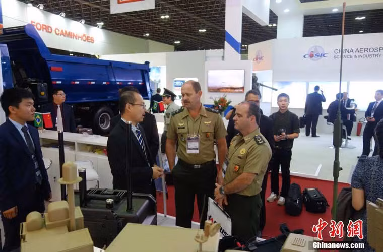 Ngoài tàu sân bay, Trung Quốc còn giới thiệu tàu đổ bộ chở trực thăng Type 081, tàu ngầm S-20 và tàu hộ vệ tên lửa khác. Trong ảnh là gian hàng trưng bày các thiết bị điện tử thông tin của Trung Quốc.