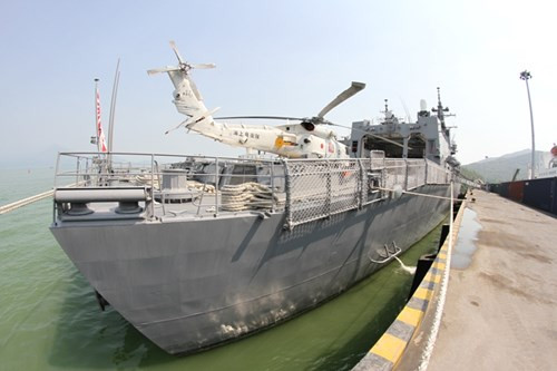 Nhà chứa và sân đỗ máy bay trên tàu khu trục JS Kirisame (DD-104). Ảnh: Giáo dục Việt Nam