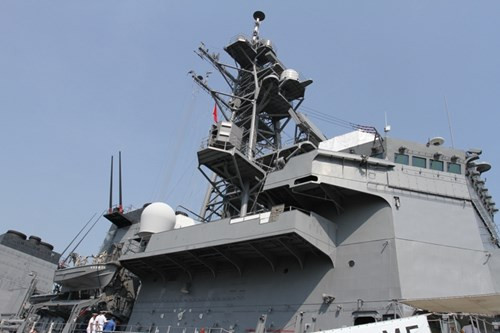 Cận cảnh thượng tầng tàu khu trục JS Kirisame (DD-104) – nó là một trong những tàu chiến hiện đại nhất của JMSDF. Ảnh: Giáo dục Việt Nam
