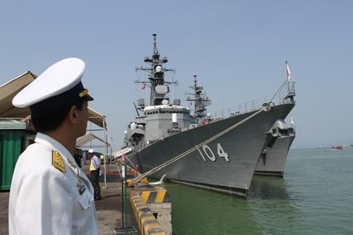 Can canh kho vu khi tren tau Nhat Ban tham Viet Nam