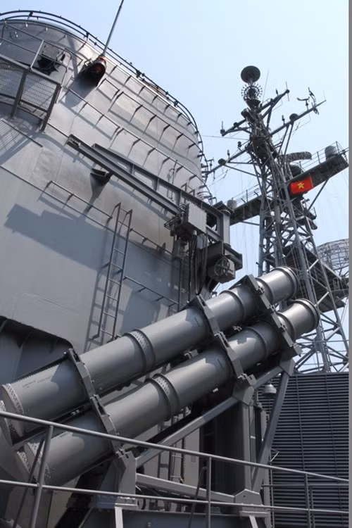 Một trong 2 bệ phóng tên lửa chống hạm RGM-84 Harpoon trên JS Asayuki (DD-132). Ảnh: Giáo dục Việt Nam