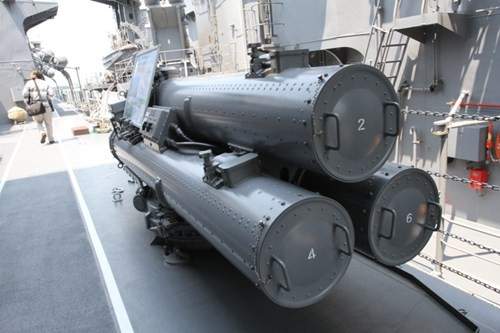 Một trong 2 bệ phóng ngư lôi chống ngầm 324mm. Ảnh: Giáo dục Việt Nam